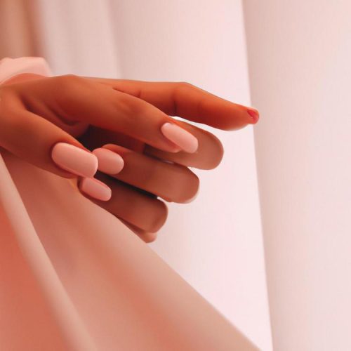 Jaki kolor paznokci do różowej sukienki?